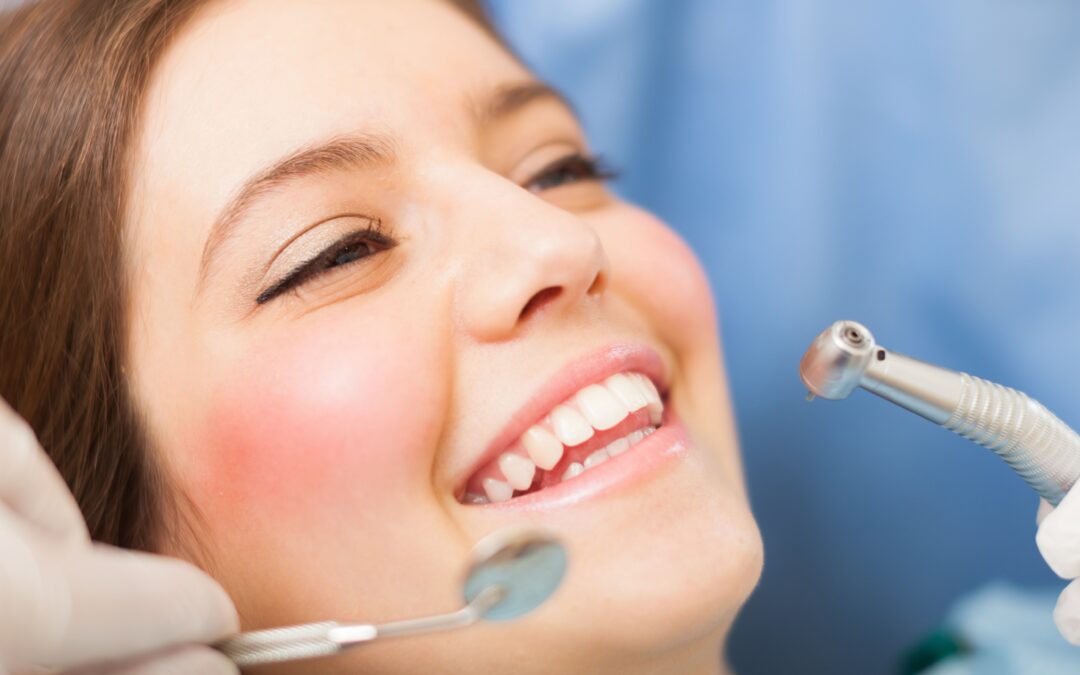 Diferencias entre raspado y limpieza dental.